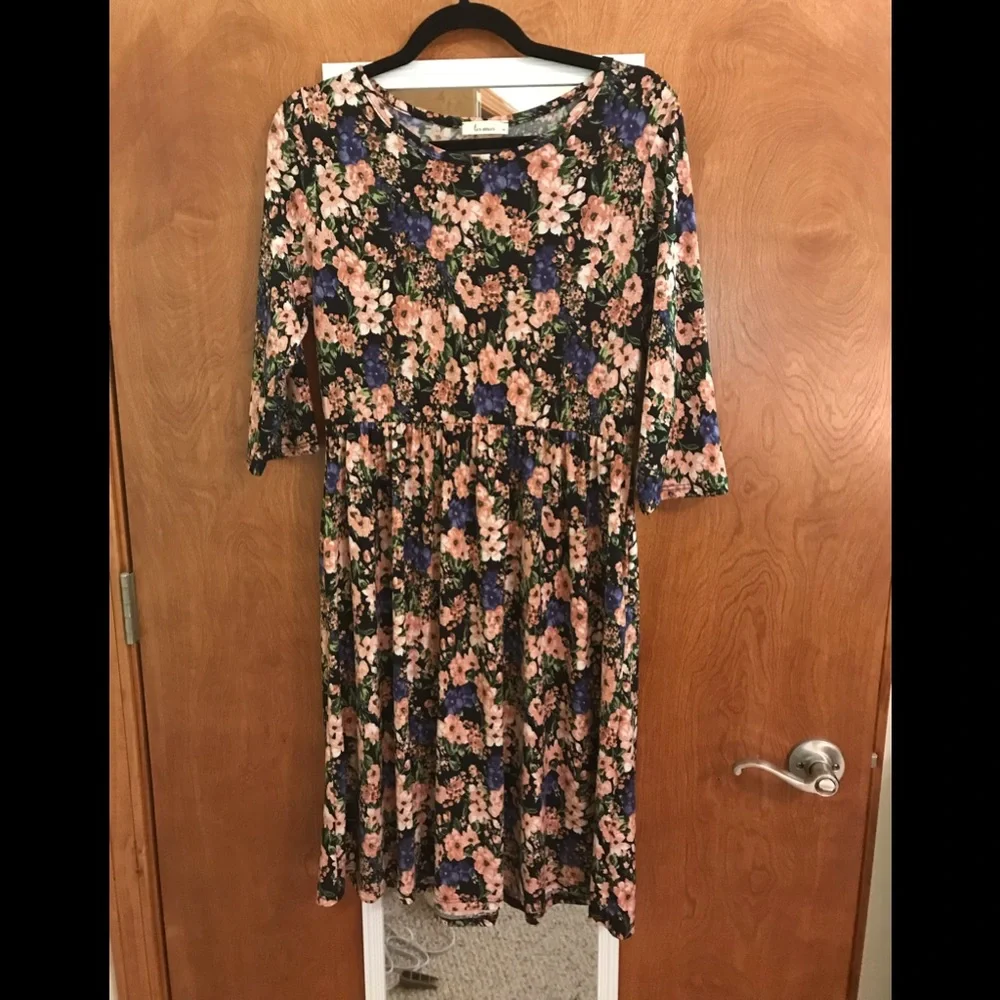 Modest Dress - Picture 1 of 1